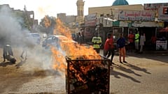 محتجون على تقرير اللجنة يضرمون النار في العاصمة السودانية