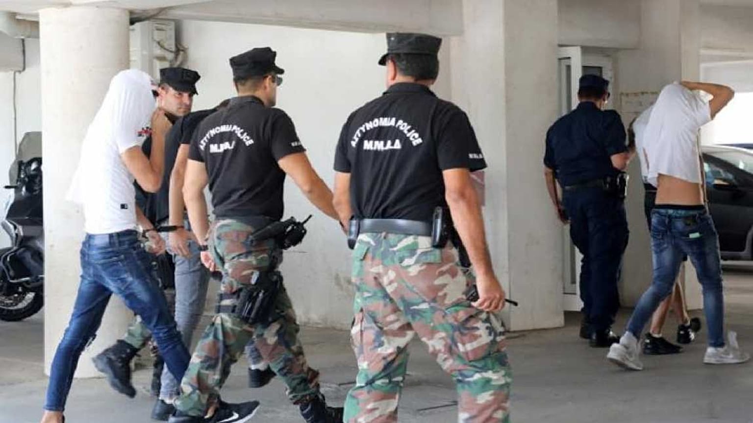 Ελεύθεροι και οι 12 κατηγορούμενοι για τον «ομαδικό βιασμό» 19χρονης