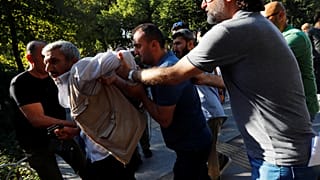 Unterstützer und Gegner von Flüchtlingen aus Syrien geraten aneinander
