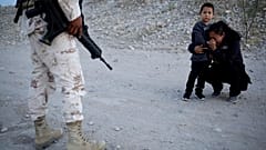 داستان یک عکس؛ مادر گوآتمالایی و پسرش در مرز مکزیک مقابل سربازی مسلح