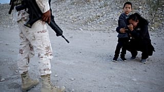 داستان یک عکس؛ مادر گوآتمالایی و پسرش در مرز مکزیک مقابل سربازی مسلح