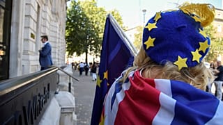 Νέες πιέσεις δέχεται η βρετανική λίρα λόγω Brexit 