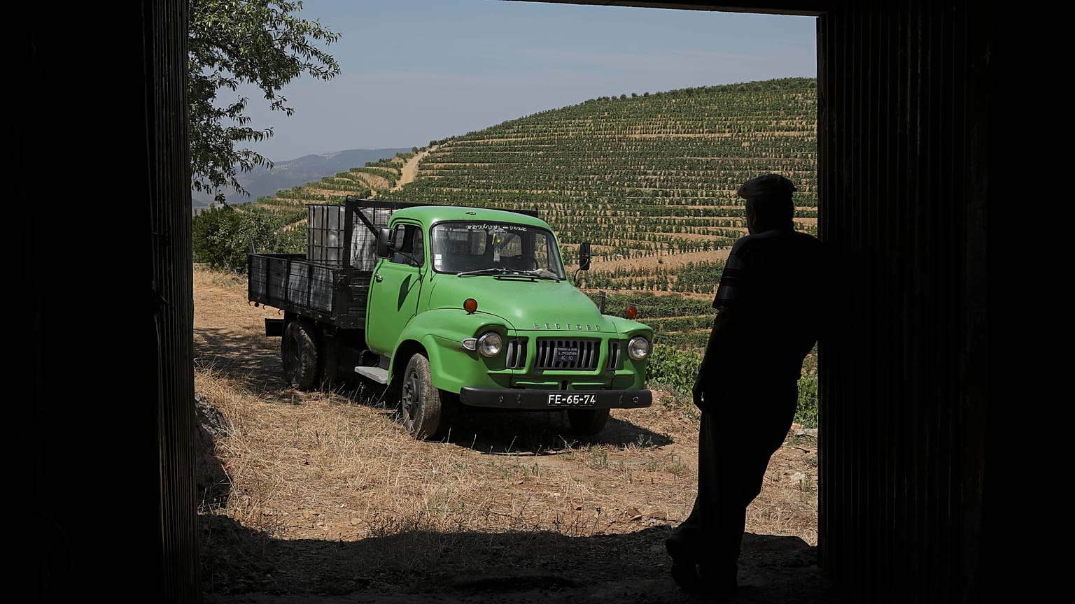 José Estável, com a sua carrinha Bedford em Ervedosa do Douro, Vila Real