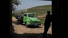 José Estável, com a sua carrinha Bedford em Ervedosa do Douro, Vila Real