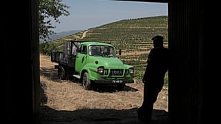 José Estável, com a sua carrinha Bedford em Ervedosa do Douro, Vila Real
