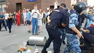 Бросившему мусорный бак грозит пять лет