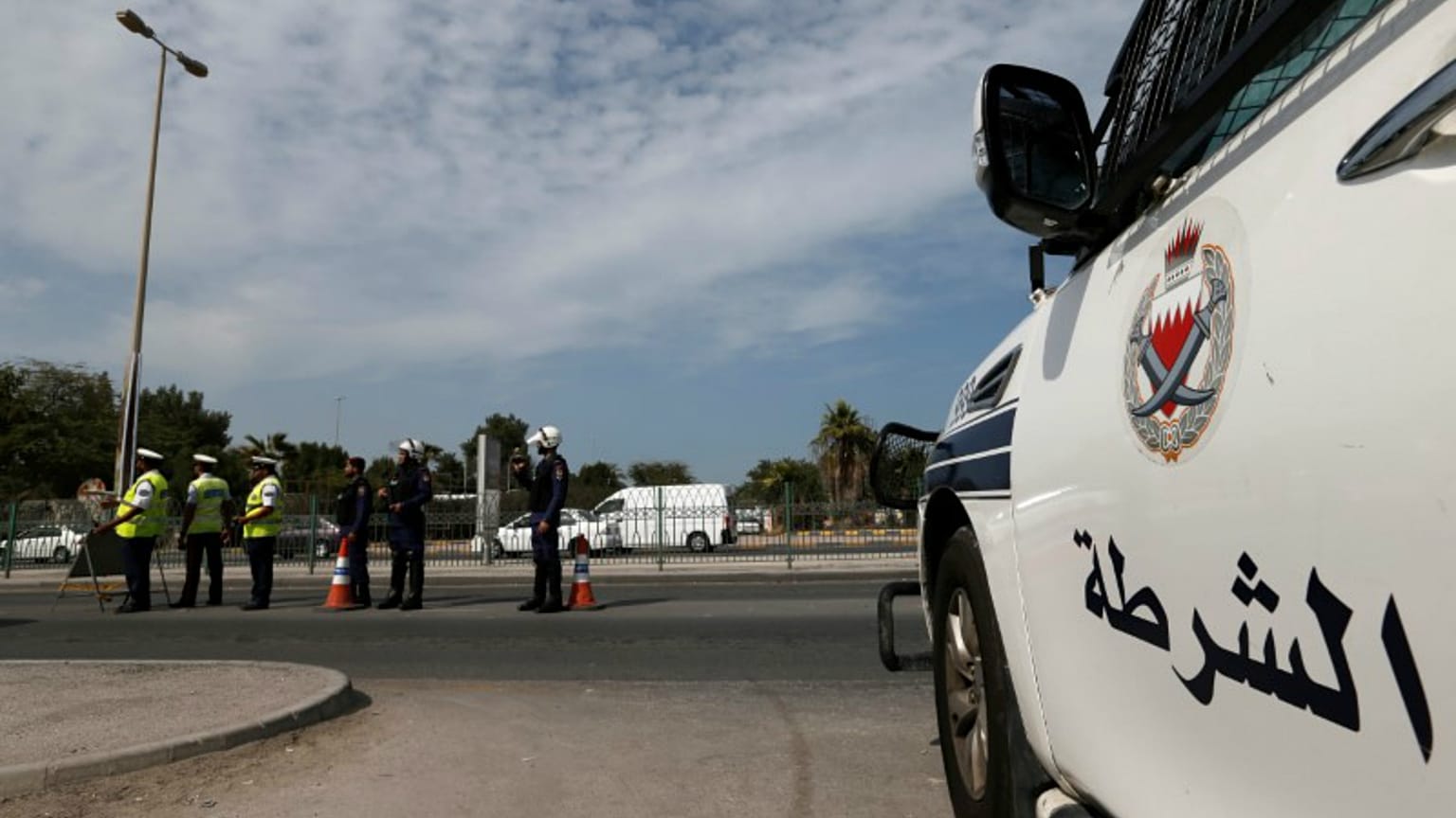 سيارة شرطة على طريق سريع بالبحرين