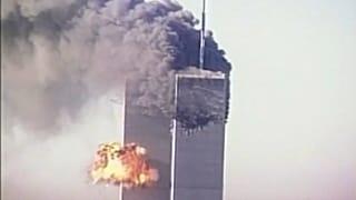 أحد برجيْ التجارة العالميين في مانهاتن خلال هجمات الحادي عشر من أيلول/سبتمبر 2001