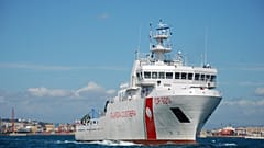 Nave Gregoretti bloccata ad Augusta con 116 migranti, aperto un fascicolo