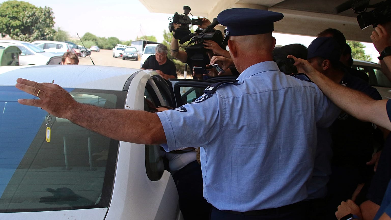 Σε απευθείας δίκη παραπέμφθηκε η 19χρονη Βρετανίδα για τα περί ομαδικού βιασμού