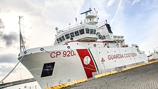 Le Gregoretti toujours bloqué dans le port d’Augusta, en Sicile. 