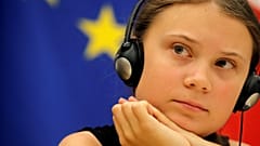 Η «πράσινη» Γκρέτα σαλπάρει και τραγουδά για το κλίμα