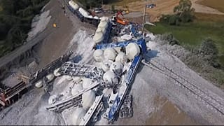 Вагоны с известняком падают с насыпи: видео
