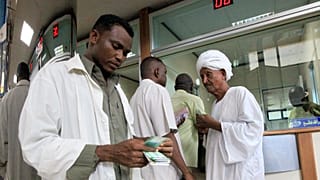 عملاء بفرع للبنك المركزي السوداني