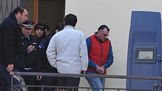 Ο καταδικασμένος για τη δολοφονία Γρηγορόπουλου Επαμεινώνδας Κορκονέας κατά την έξοδο του από τα δικαστήρια (2010)