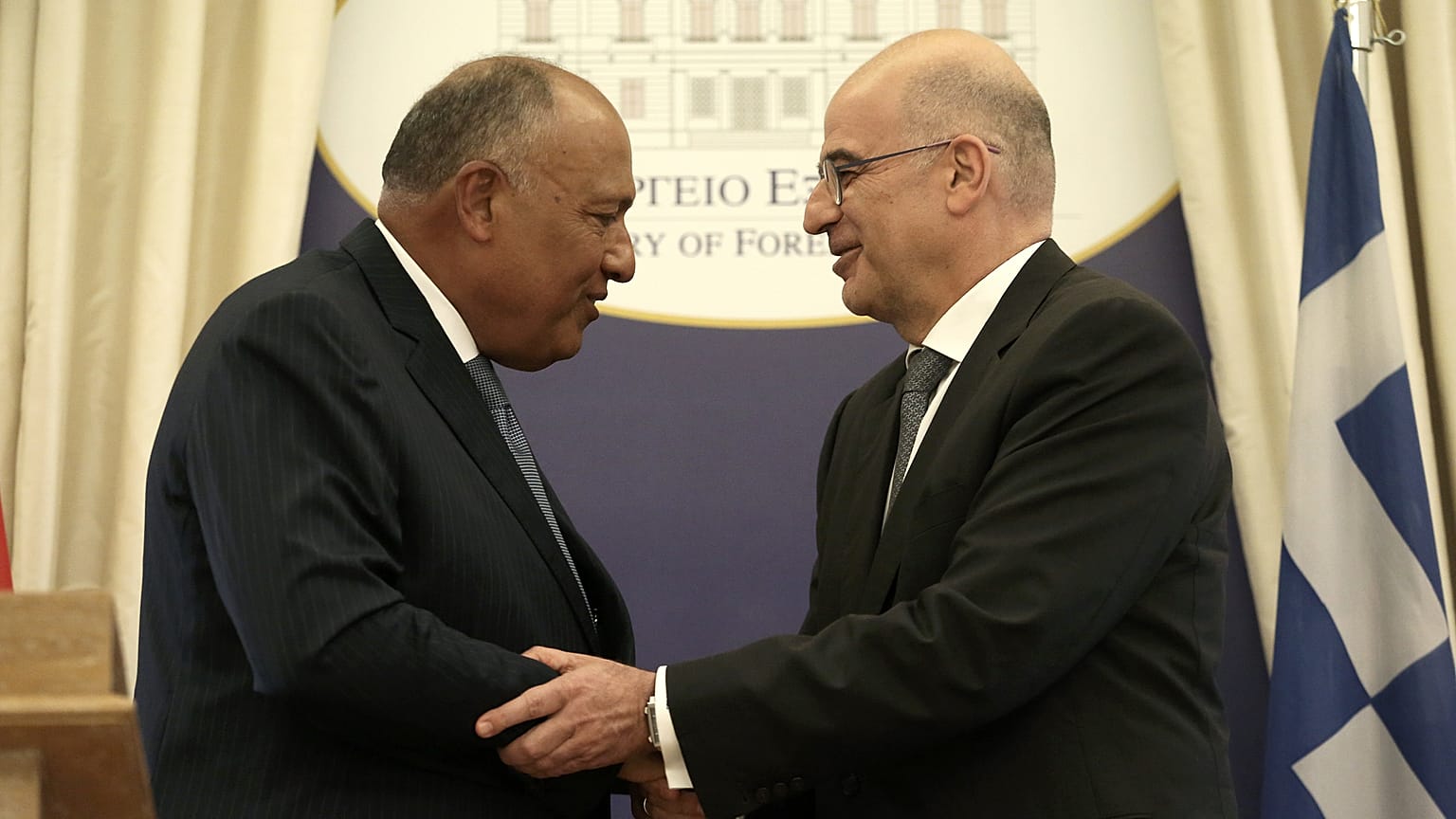 Ο υπουργός Εξωτερικών Νίκος Δένδιας χαιρετάει τον Αιγύπτιο ομόλογό του Sameh Shoukry
