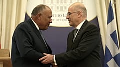 Ο υπουργός Εξωτερικών Νίκος Δένδιας χαιρετάει τον Αιγύπτιο ομόλογό του Sameh Shoukry