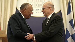 Ο υπουργός Εξωτερικών Νίκος Δένδιας χαιρετάει τον Αιγύπτιο ομόλογό του Sameh Shoukry