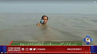 Con el agua hasta el cuello, un reportero en Pakistán hace un directo en medio de inundaciones