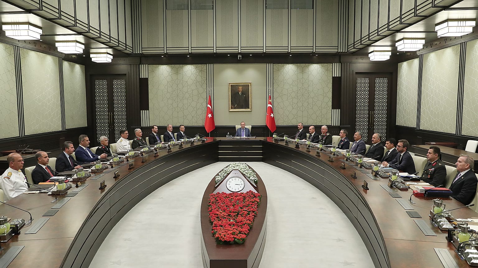 Milli Güvenlik Kurulu, Türkiye Cumhurbaşkanı Recep Tayyip Erdoğan başkanlığında Cumhurbaşkanlığı Külliyesi'nde toplandı. 