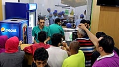 المصريون يشعرون بالضغوط الاقتصادية أكثر من تقديرات الإحصاءات الرسمية