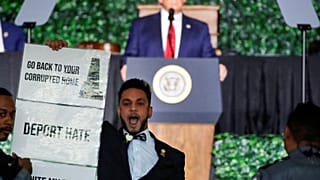 Müslüman siyasetçi 'Bizi geri gönderemezsin' diye bağırarak Başkan Trump'ı protesto etti