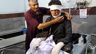 عشرات القتلى من المدنيين بينهم أطفال في انفجار قنبلة على جانب طريق غرب أفغانستان