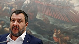 Ο γιος του Σαλβίνι κάνει βόλτα με τζετ σκι της αστυνομίας και προκαλεί πολιτικό σεισμό
