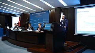 Türkiye Cumhuriyet Merkez Bankası Başkanı Murat Uysal, "Enflasyon Raporu 2019-III Bilgilendirme Toplantısı"nda sunum yaptı.

 ( Volkan Furuncu - Anadolu Ajansı )