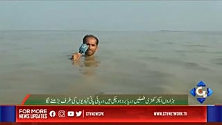 Monsoni in Pakistan, la telecronaca del reporter con l'acqua alla gola