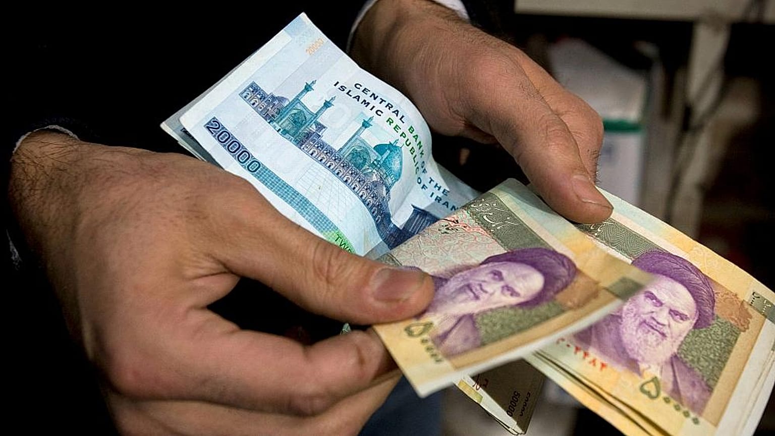 İran'da hükümet paradan 4 sıfır atılmasını yeni isminin de Tümen olmasını onayladı