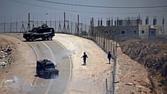 مقتل فلسطيني وإصابة ثلاثة جنود إسرائيليين قرب السياج الأمني على حدود غزة