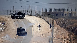 مقتل فلسطيني وإصابة ثلاثة جنود إسرائيليين قرب السياج الأمني على حدود غزة