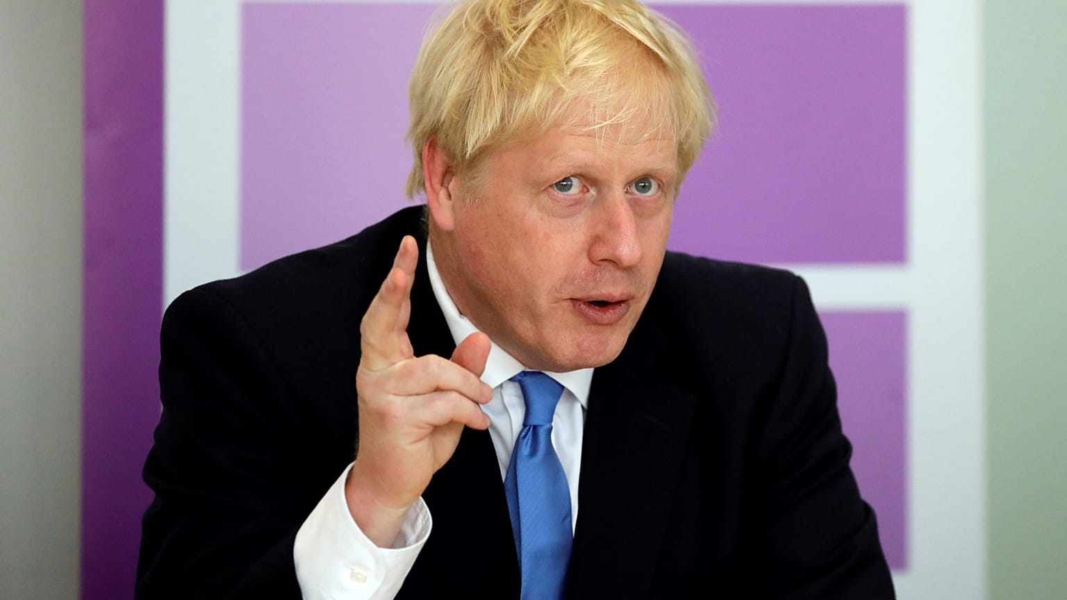 Johnson anuncia más fondos para un Brexit duro