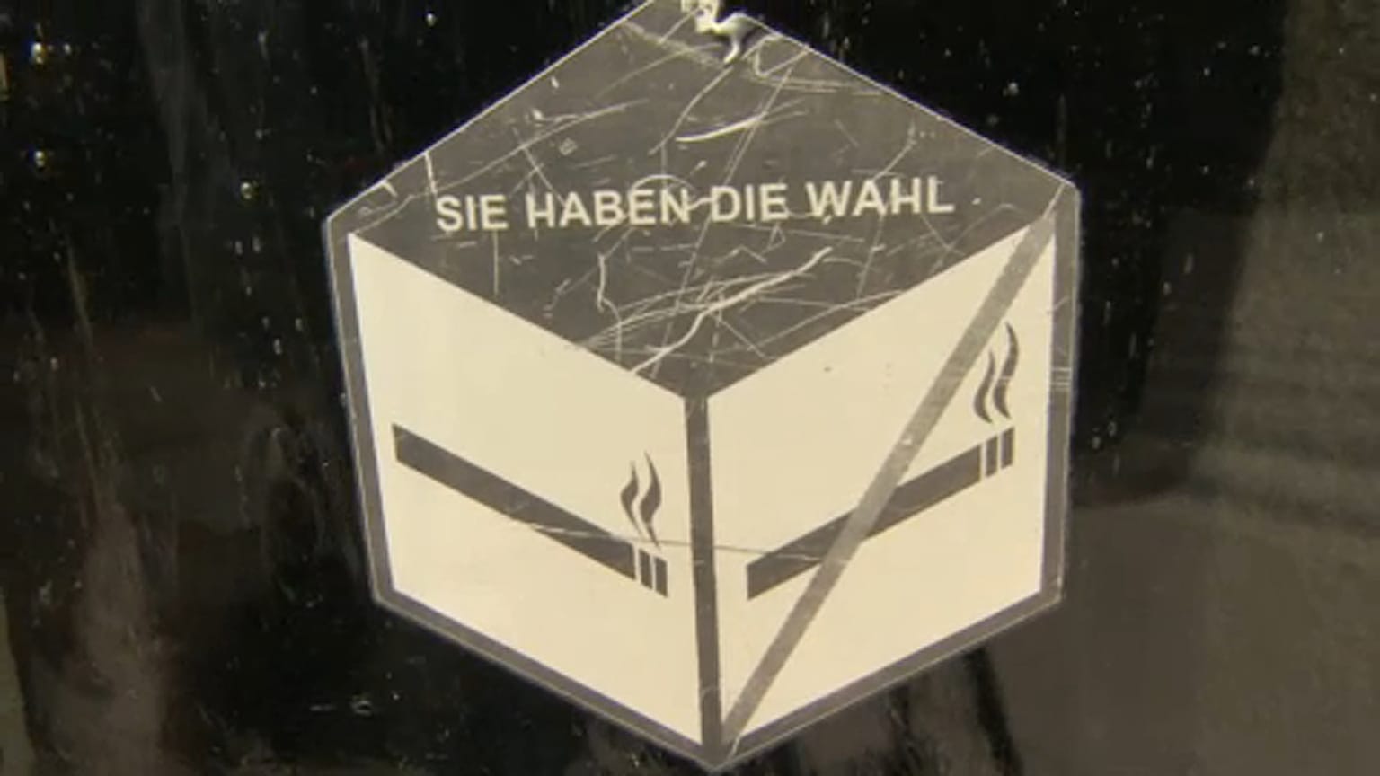 "Választhat" - hirdeti egy matrica egy pizzéria bejáratán, hogy itt lehet dohányzó és nemdohányzó részben is enni.