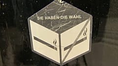 "Választhat" - hirdeti egy matrica egy pizzéria bejáratán, hogy itt lehet dohányzó és nemdohányzó részben is enni.