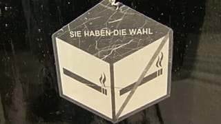 "Választhat" - hirdeti egy matrica egy pizzéria bejáratán, hogy itt lehet dohányzó és nemdohányzó részben is enni.