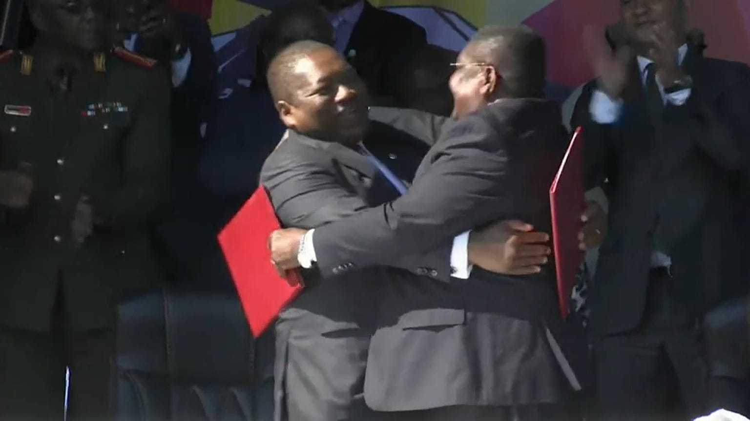 Felipe Nyusi (Frelimo) e Ossufo Momade (Renamo) após a assinatura do acordo