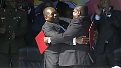 Felipe Nyusi (Frelimo) e Ossufo Momade (Renamo) após a assinatura do acordo