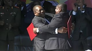 Felipe Nyusi (Frelimo) e Ossufo Momade (Renamo) após a assinatura do acordo