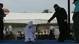 صورة لإحدى المتهمات أثناء جلدها