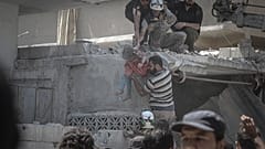 Suriye ordusunun İdlib'in güneyindeki Eriha ilçesine hava saldırısında yaralanan bir çocuk 
