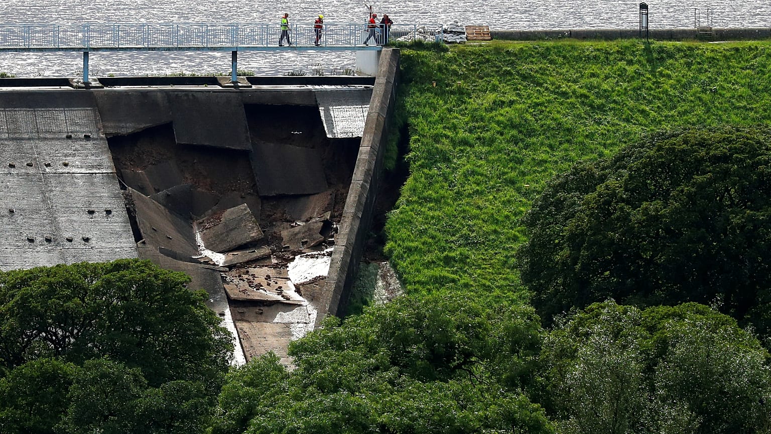 Damm bei Whaley Bridge droht zu brechen