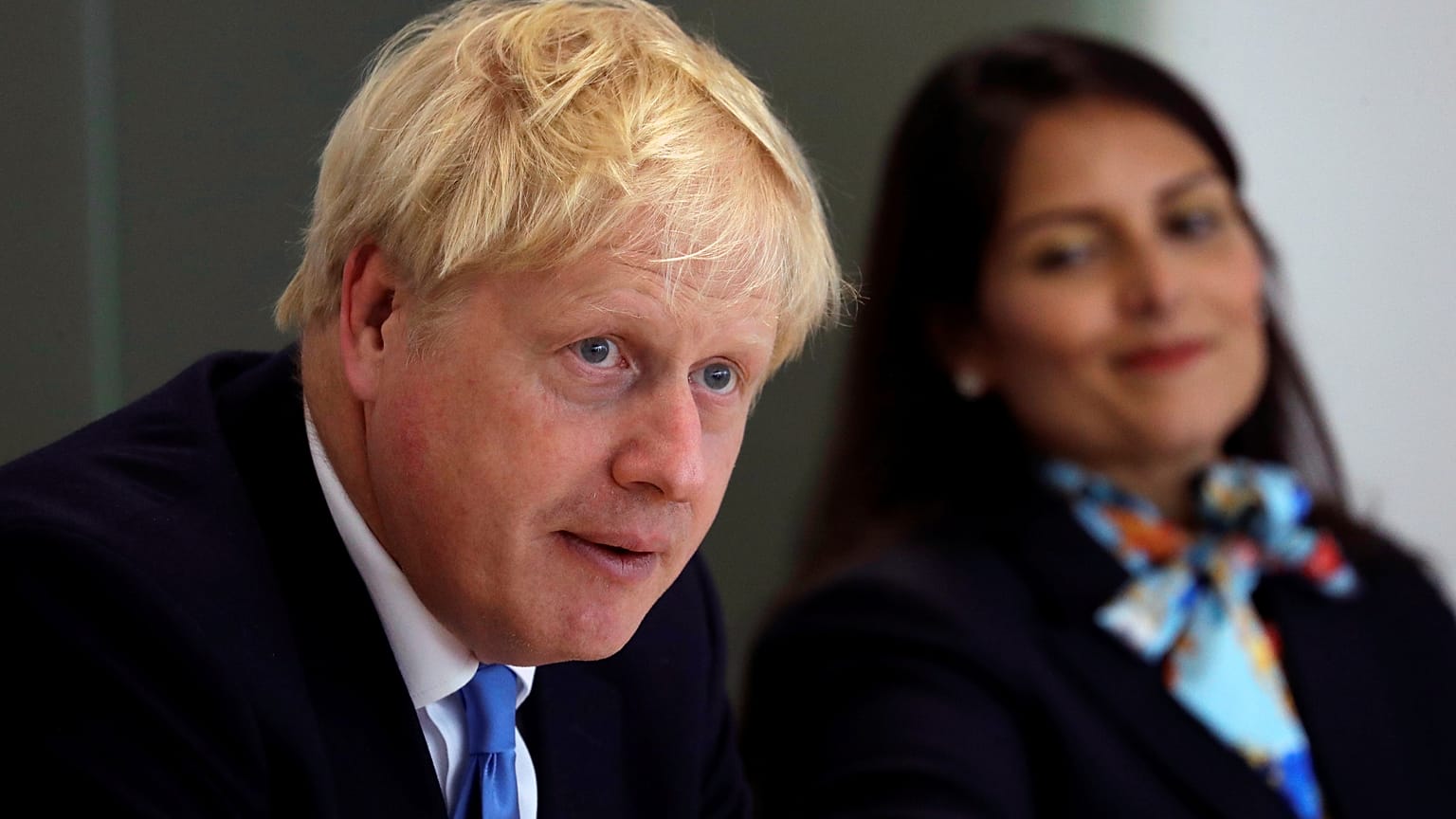 Après un revers électoral, la majorité de Boris Johnson ne tient plus qu'à une voix