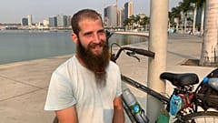 Ciclista grego tenta volta ao Mundo em bicicleta