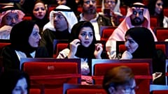زنان عربستان بدون اجازه مردان می‌توانند به خارج سفر کنند