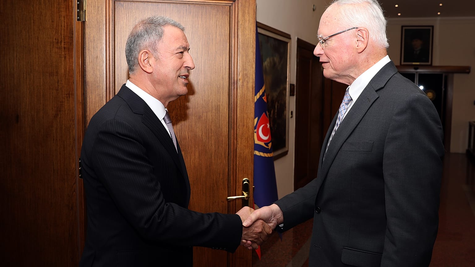 Milli Savunma Bakanı Hulusi Akar (solda), ABD’nin Suriye Özel Temsilcisi James Jeffrey (sağda) ile bir araya geldi. 