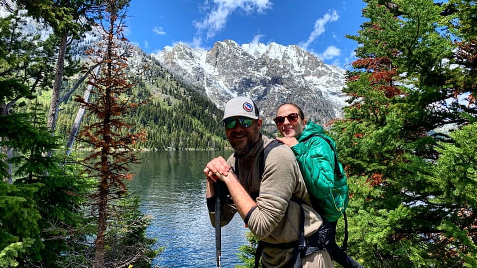 Melanie et Trevor ne pourraient pas marcher l'un sans l'autre, un duo de randonneurs détonant !
