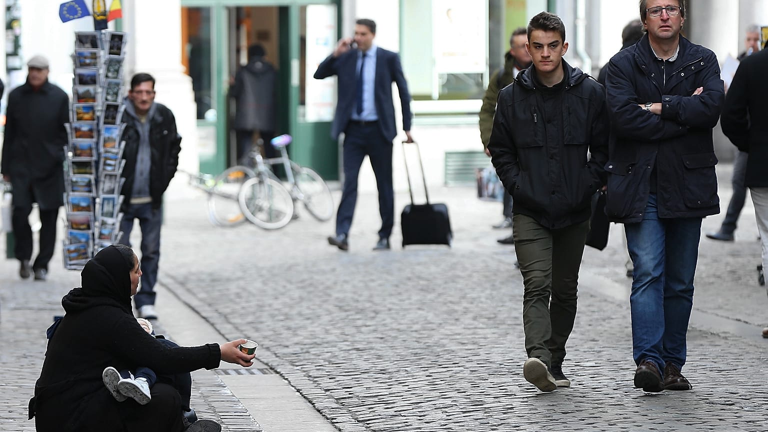 Avrupa sokaklarında çok sayıda çocuk, kadın ve erkek dilenciler dikkati çekiyor. Brüksel bunlardan birisi.