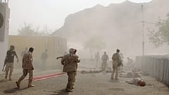 جنود يرقدون على الأرض بعد هجوم في اليمن